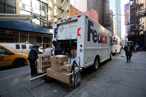 Spedizioni di farmaci da farmacie online illegali, FedEx assolta